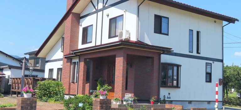 あなたの家は周囲から老朽住宅に見られている外壁塗装を怠ると資産価値は暴落する